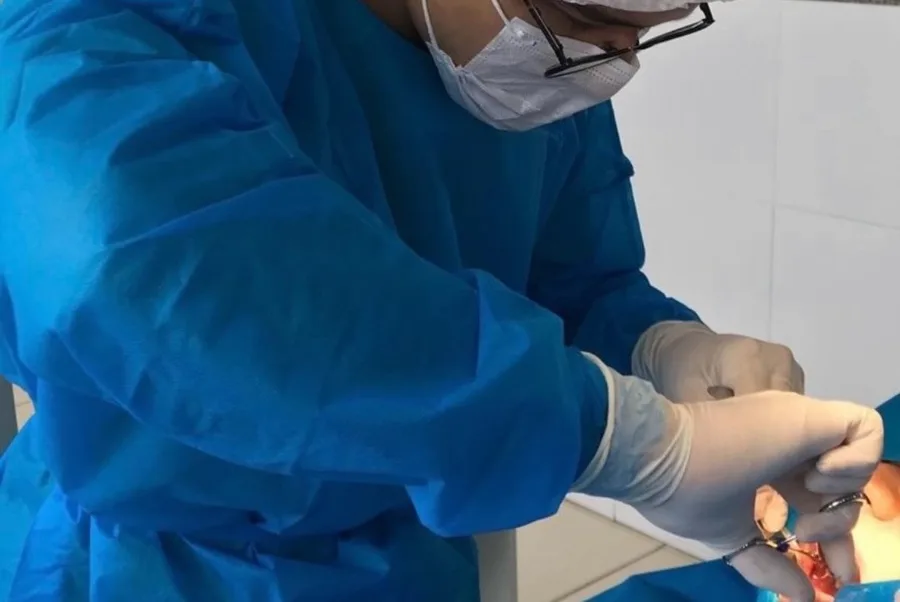 Daniel em uma cirurgia durante a faculdade de Odontologia